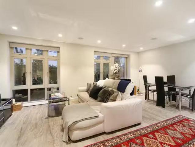 Apartment for rent in Blackhills, Surrey