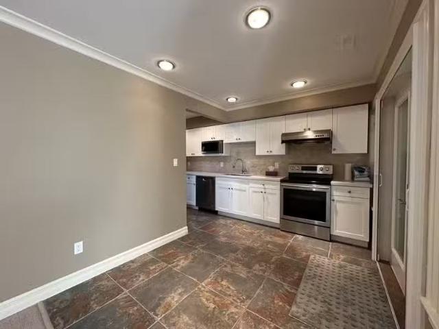 Condo for rent in Surrey, British Columbia