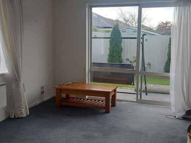Townhouse for rent in Chaslands, Canterbury