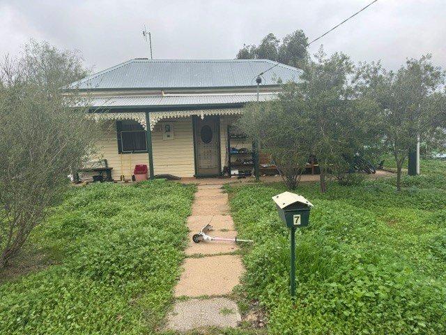 Cottage for sale in Charlton, Victoria