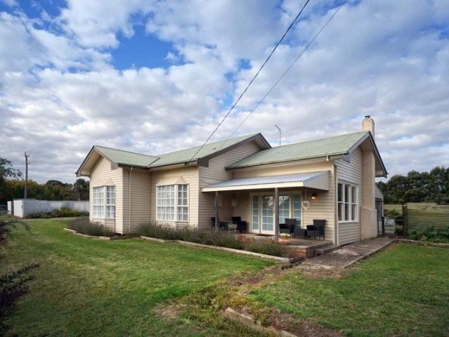 Cottage for sale in Creswick, Victoria