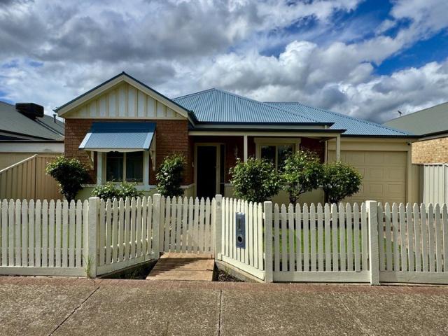 House for rent in Caroline Springs, Melbourne
