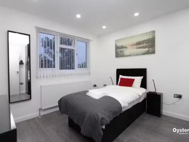 House for rent in Burnt Oak, Greater London