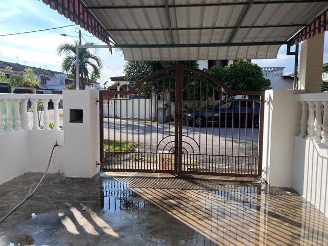 Terraced House for sale in Malaka