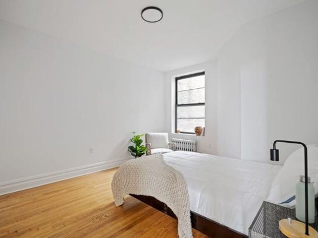 Room for rent in Arverne, New York