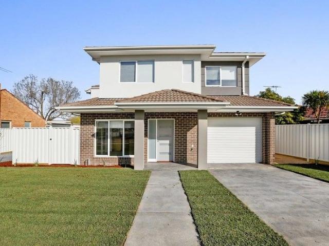 Townhouse for sale in Jacana, Victoria