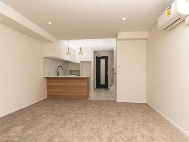 Townhouse for rent in Henderson-Massey, Rapanui