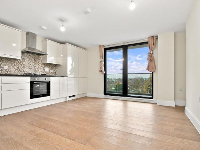 Apartment for rent in Seven Kings, Greater London