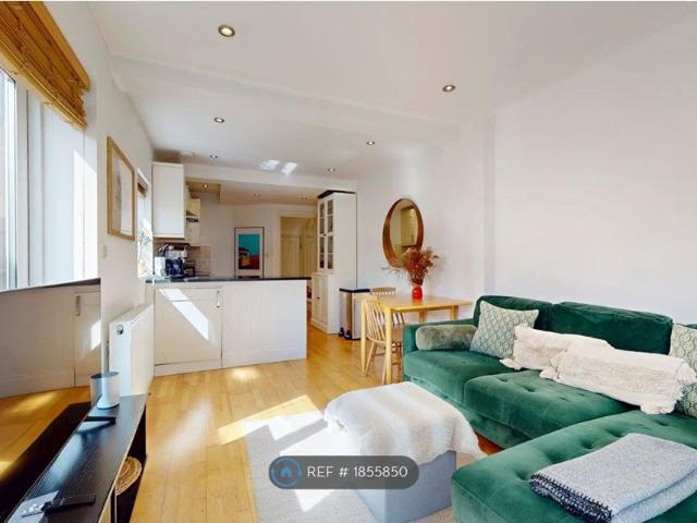 Apartment for rent in Queen's Park, Greater London