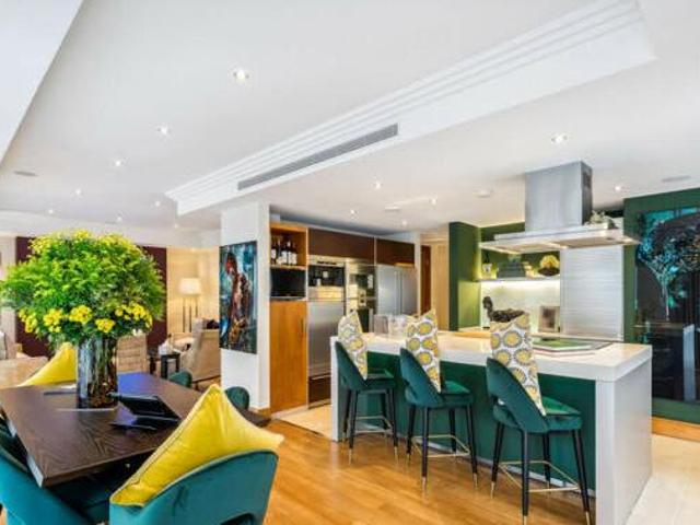 House for sale in Ascot