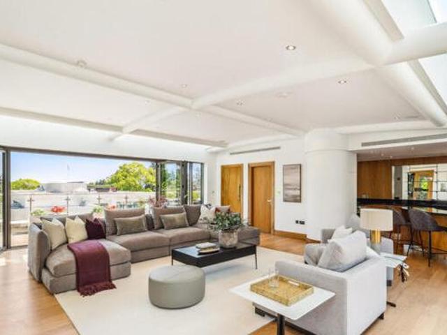 House for sale in Ascot