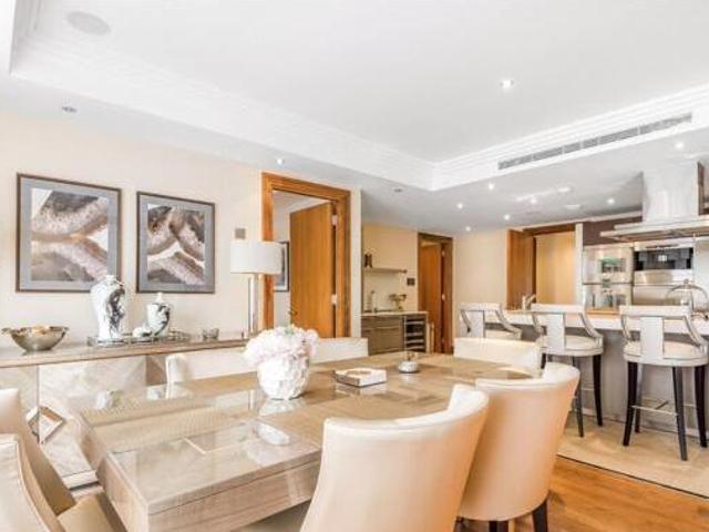 House for sale in Ascot