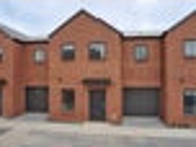 Townhouse for rent in Parkwood, Hamilton City