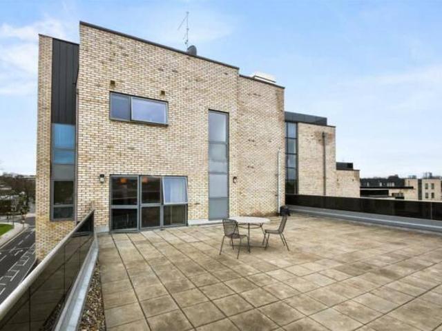 Apartment for rent in Queen's Park, Greater London
