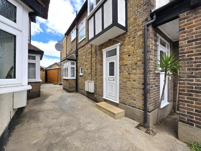 Apartment for rent in Brunswick Park, Greater London