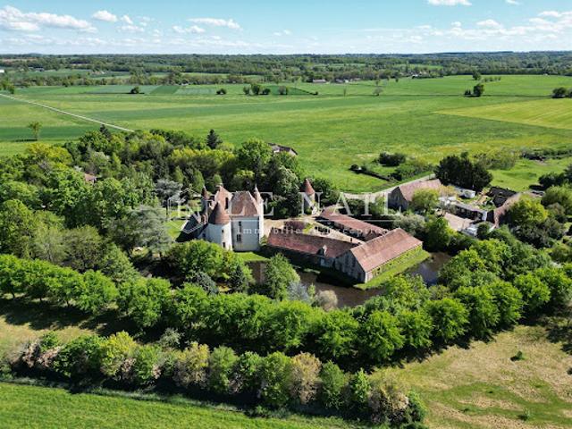 Château vente à Saint-Amand-Montrond, Châteaumeillant