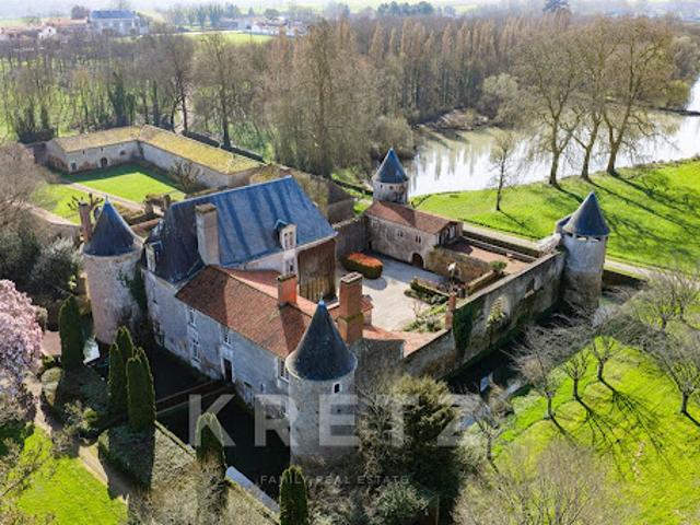 Château vente à Fontenay-le-Comte, La Réorthe