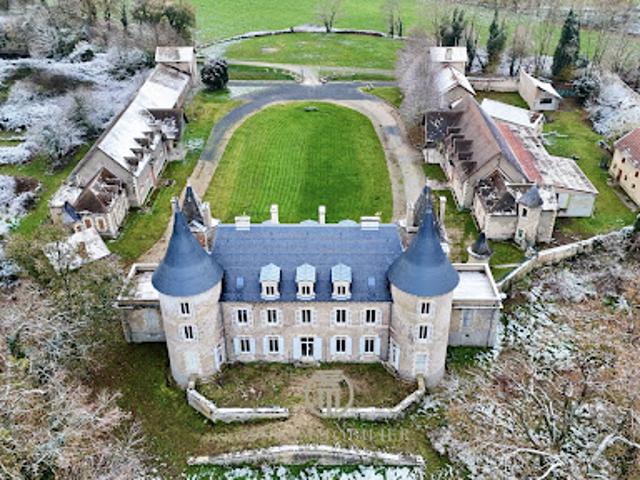 Château vente à Dompierre-sur-Besbre, Allier