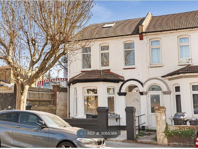 Studio for rent in London Borough of Croydon, Greater London