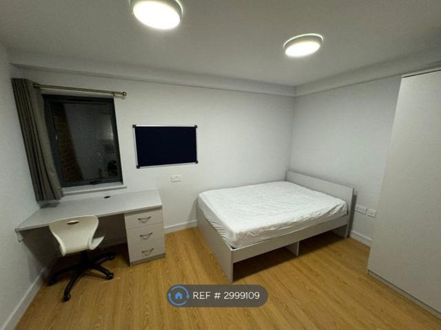 Studio for rent in Calderstones