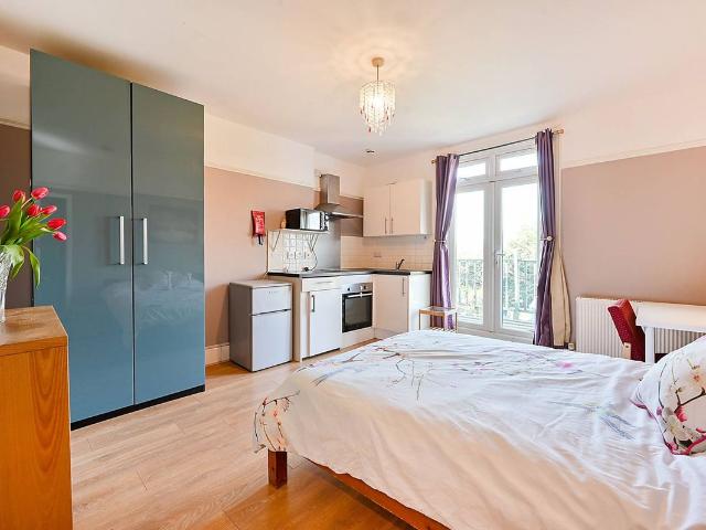 Studio for rent in London Borough of Ealing, Greater London