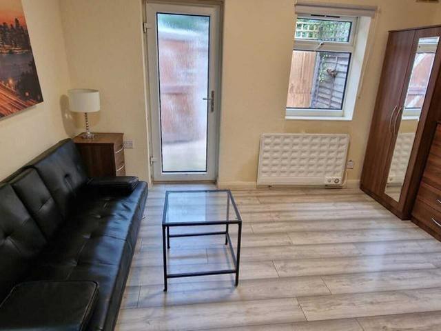 Apartment for rent in Mapesbury, Greater London
