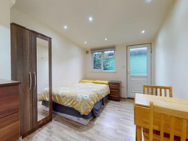 Apartment for rent in Mapesbury, Greater London