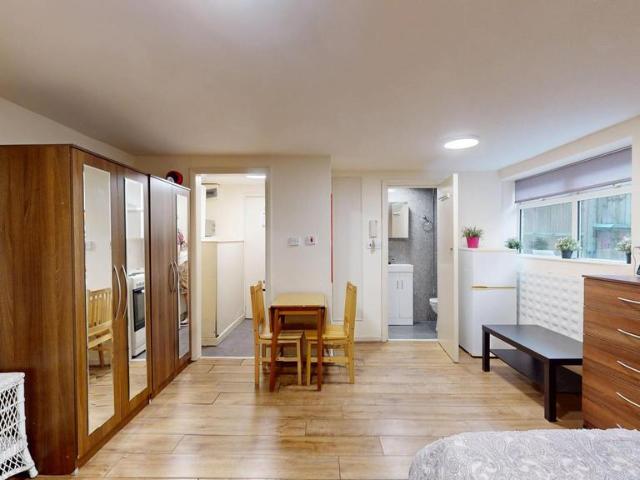 House for rent in Mapesbury, Greater London