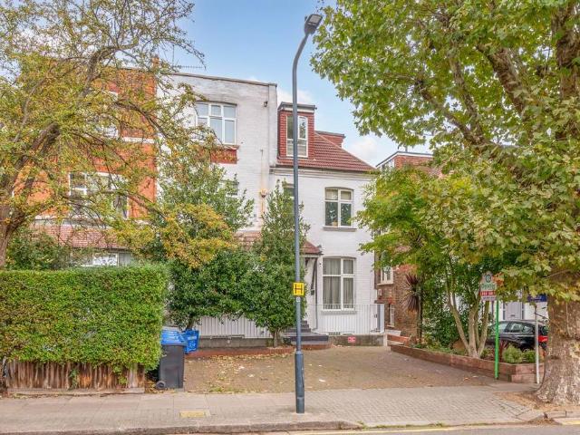 House for rent in Mapesbury, Greater London