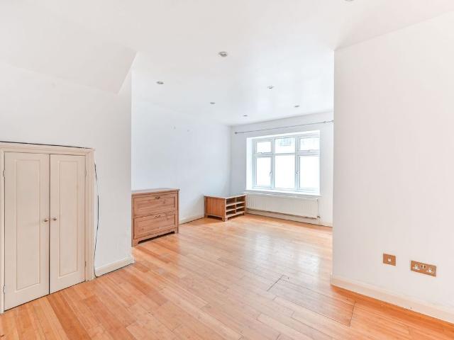 Apartment for rent in Mapesbury, Greater London