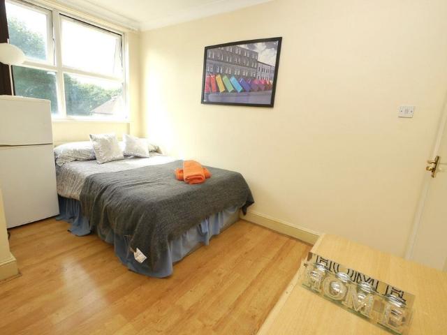 Room for rent in Mapesbury, Greater London