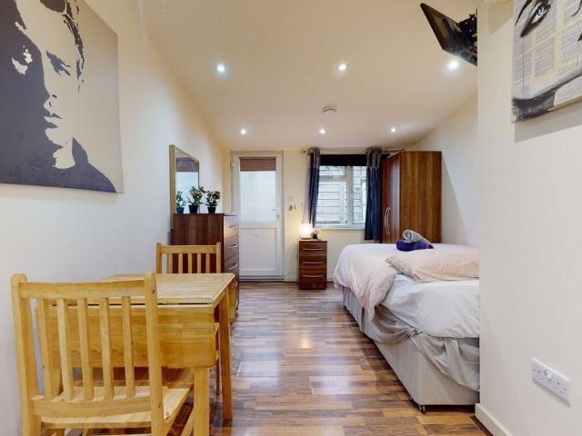 Studio for rent in Mapesbury, Greater London
