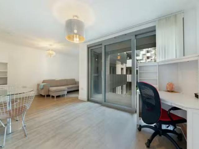Apartment for rent in Waterside Park, Silvertown