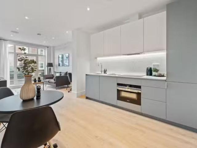 Apartment for rent in Row Town, Surrey