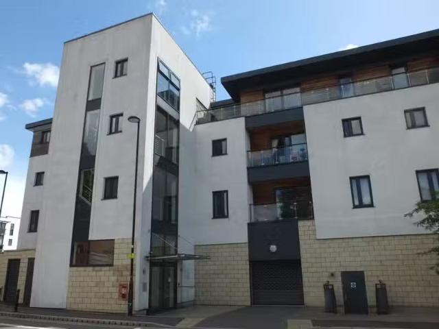 Apartment for rent in Abbey End, Green Close