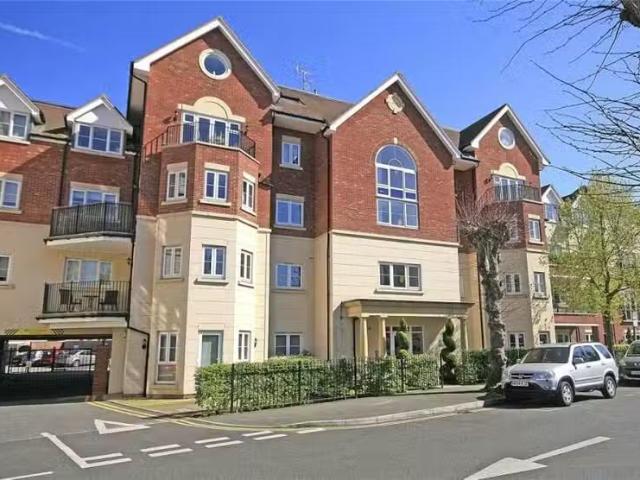 Apartment for rent in Byfleet, Woking