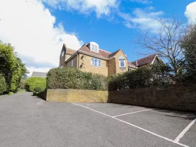 House for rent in Holmewood, West Yorkshire