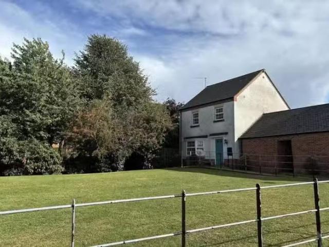 House for rent in Roundshaw, Greater London