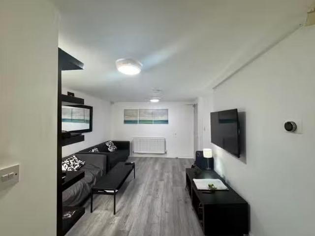 House for rent in Calderstones