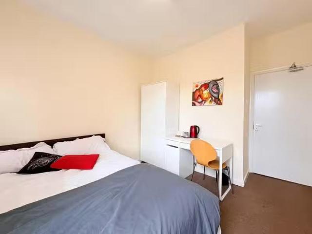House for rent in Calderstones