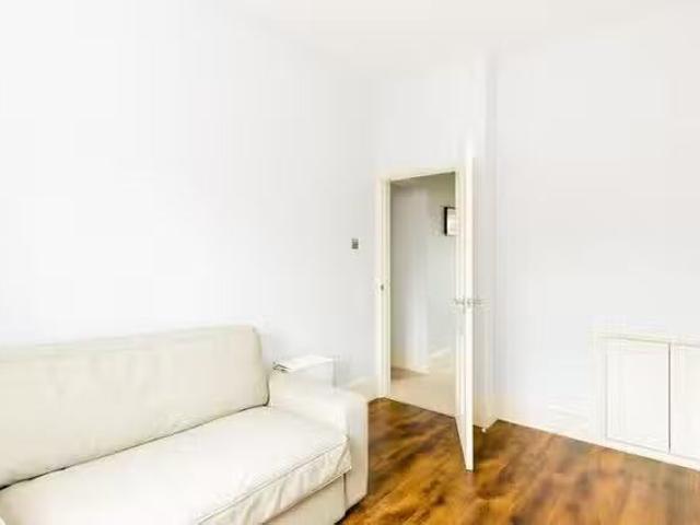 Apartment for rent in Mill End, Green Close