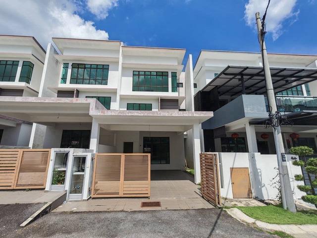 Terraced House for sale in Malaka