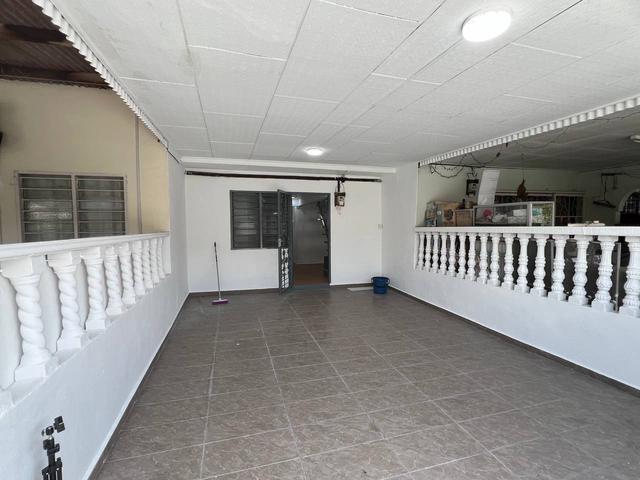 Terraced House for sale in Malaka