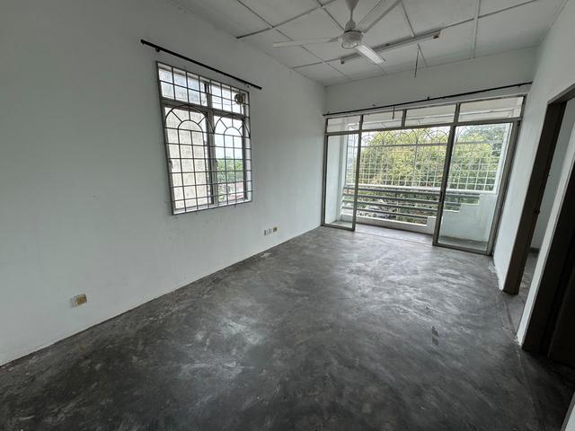 Flat for sale in Malaka