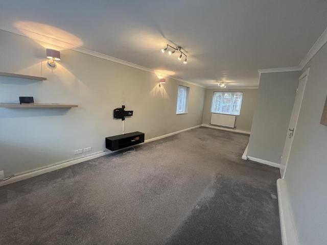 Apartment for rent in Hampton Hill, Greater London