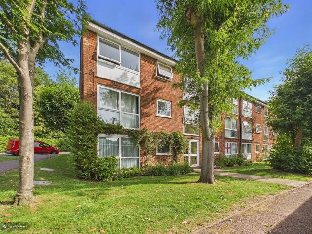 Apartment for rent in Woodhall Farm, Pouchen End