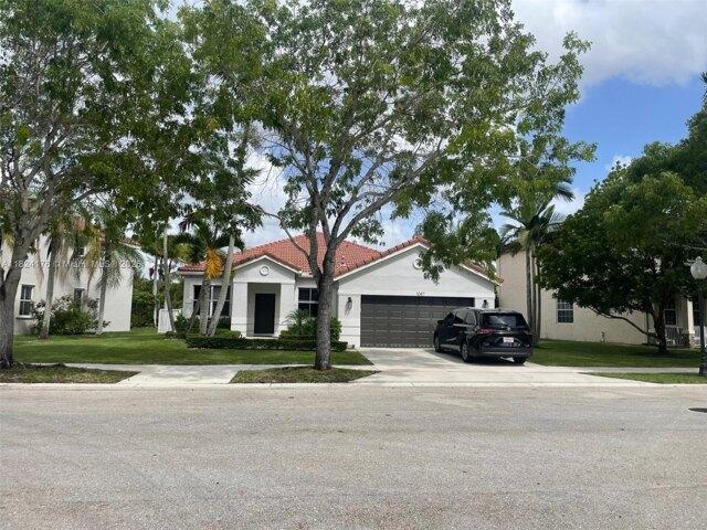 House for sale in Weston