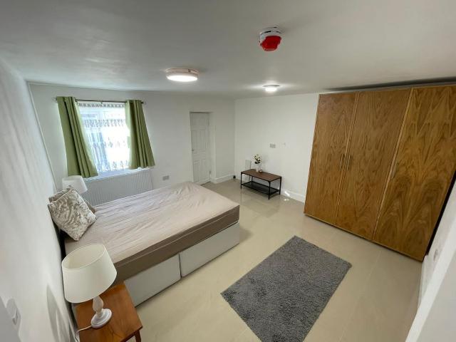 Room for rent in Clayhall, Greater London