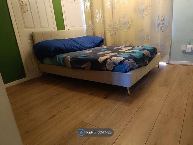 Room for rent in Collier Row, Greater London