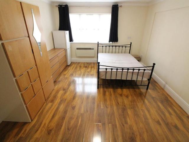 Studio for rent in Lower Halliford, Surrey